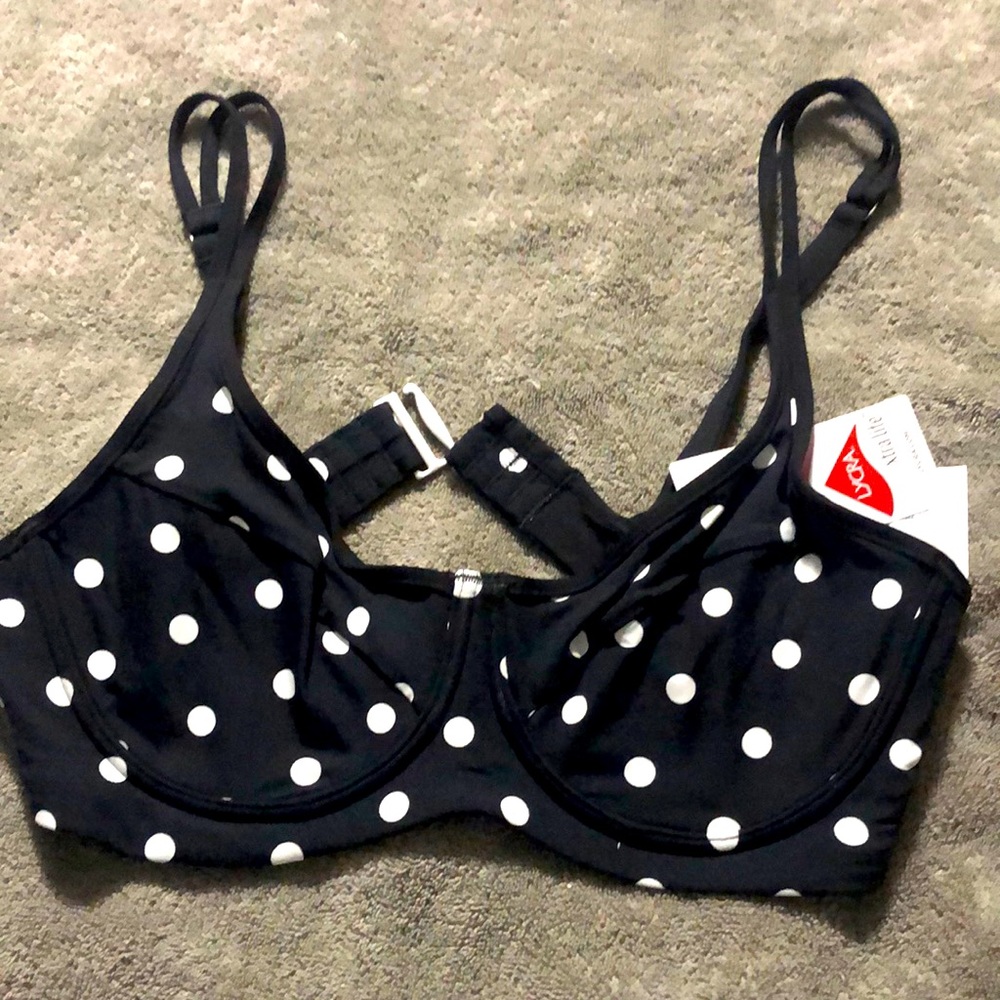 Bra-like bikini top